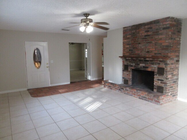 Foto del edificio - Oviedo 3 bedroom 2 bath home with fenced b...