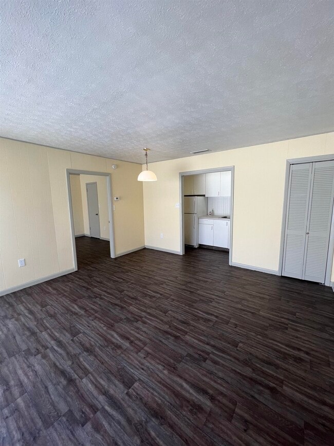 Building Photo - 2241 W Pensacola St