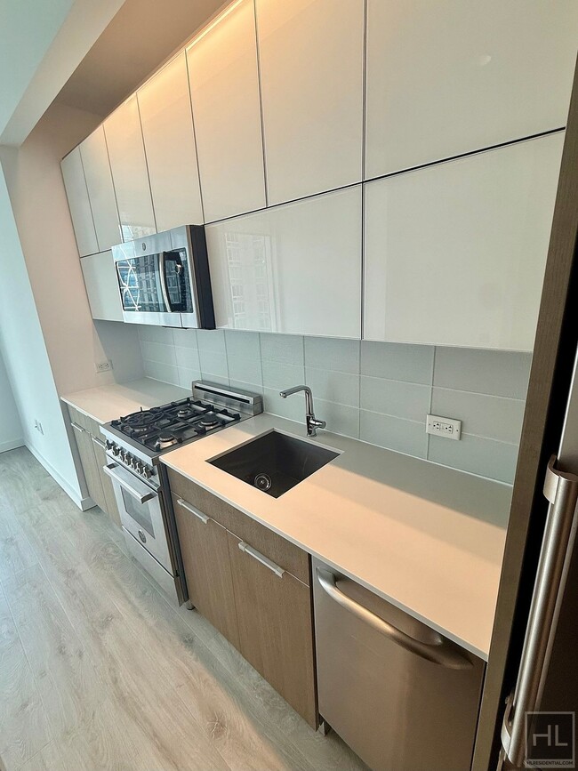 Building Photo - Luxury Studio Alcove w Rooftop Pool in Mid...