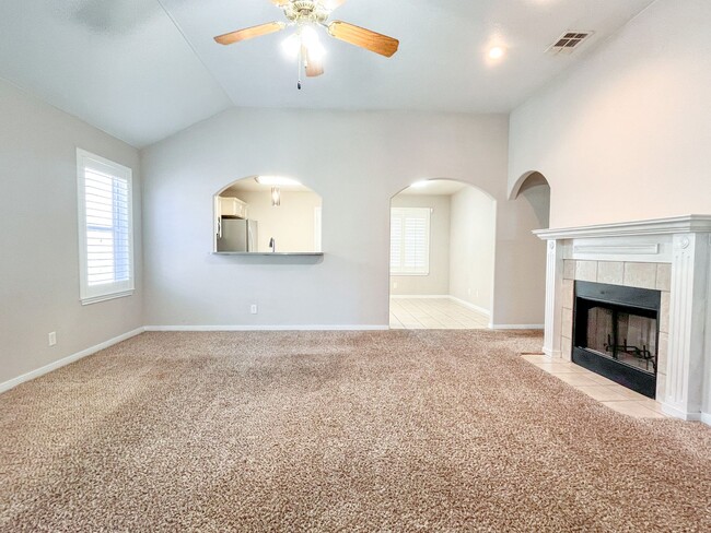 Building Photo - Available NOW  This home is centrally loca...