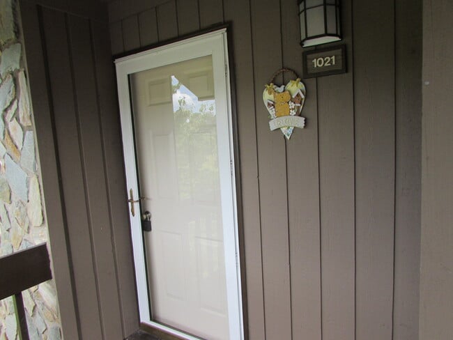 Building Photo - Charming 2 Bed/2 Bath Condo - Mallard Head Subdivision - Spacious Deck - Fireplace - Community Pool