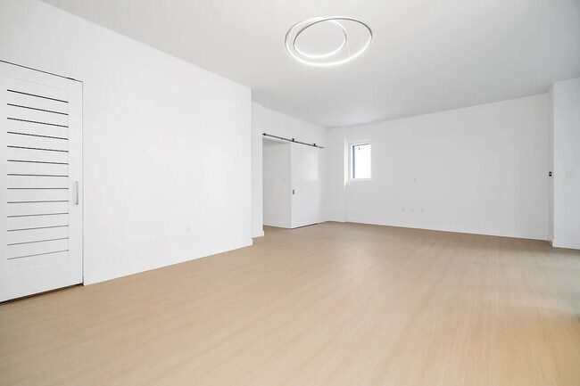 Building Photo - 572 Eleventh Avenue