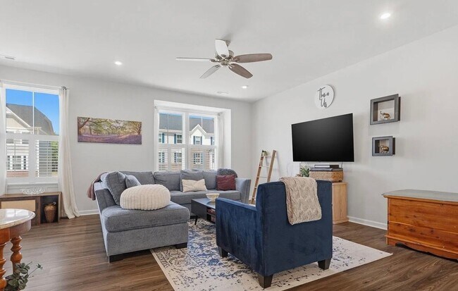 Foto del edificio - 2527 Grantham Place Dr