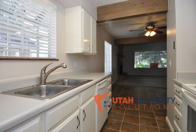 Building Photo - 687 E Countryside Ct