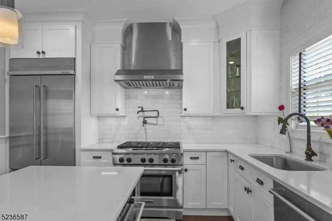 Foto del edificio - Modern Colonial Single-Family Home