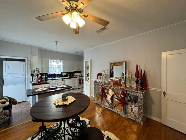 Building Photo - Southern Charm at its Best!!! Close to Bar...