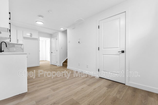 Photo du bâtiment - 15945-15106 106 Ave NW