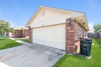 Building Photo - 512 SW 38th Terrace