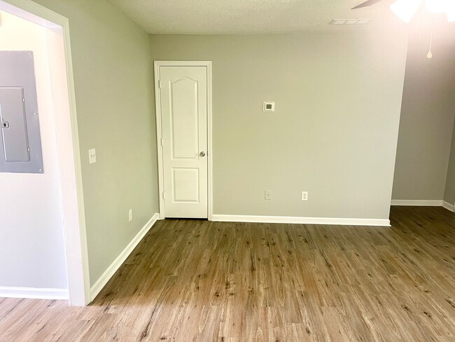 Building Photo - Welcome to this charming 2 bedroom, 2.5 ba...