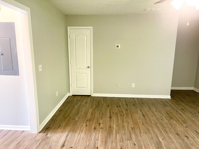 Foto del edificio - Welcome to this charming 2 bedroom, 2.5 ba...