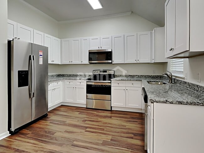 Building Photo - 221 Shady Oak Cir