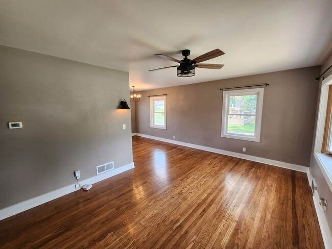 Building Photo - 4 Bedroom in East Moline  MUST SEE!!!