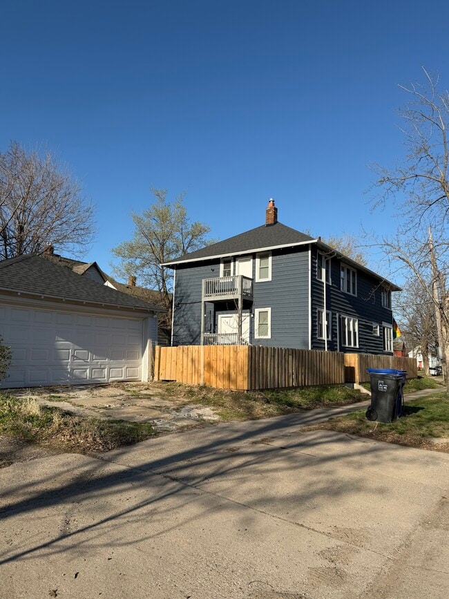 Building Photo - 693 Western Ave N