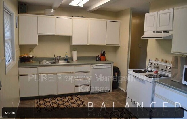 Building Photo - 3117 SW Crest Dr