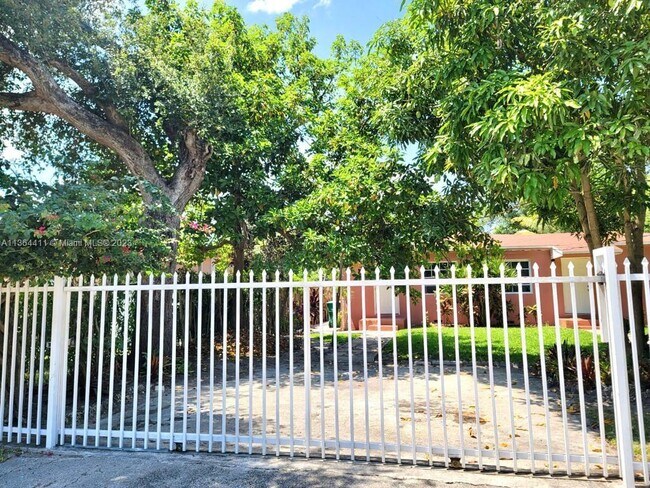 Foto del edificio - 1429 NE 147th St