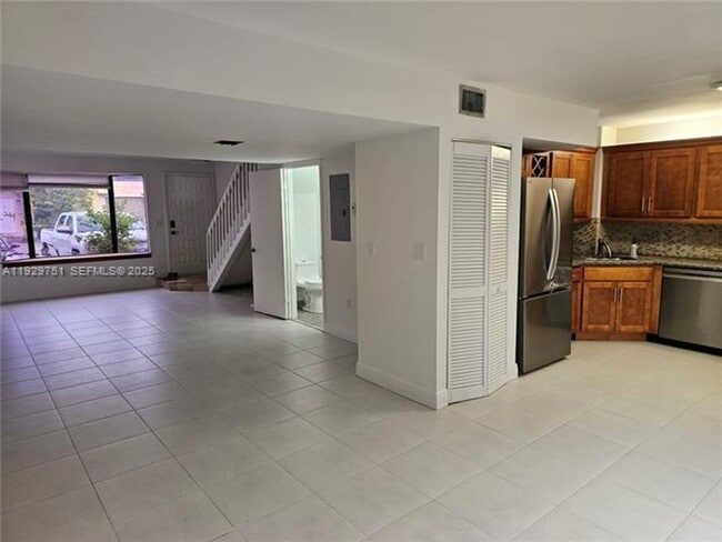 Building Photo - 10142 SW 77th Ct