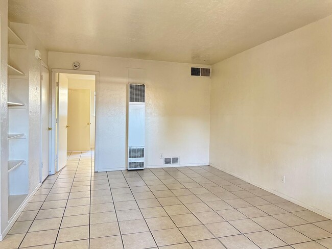 Building Photo - 206 Princeton Dr SE