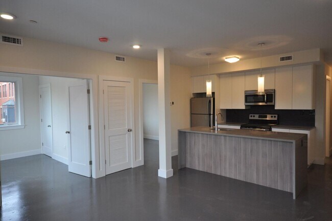 Building Photo - South End Location, In-Unit Washer and Dry...