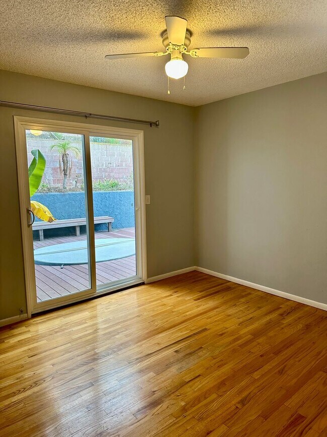 Building Photo - 3 BEDROOM 2 BATH HOUSE - EXCELLENT LOCATIO...