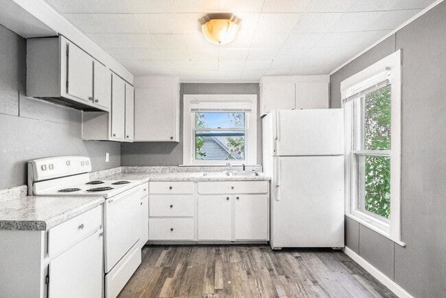 Building Photo - 811 Larned St