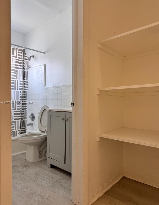 Foto del edificio - 7717 Byron Ave