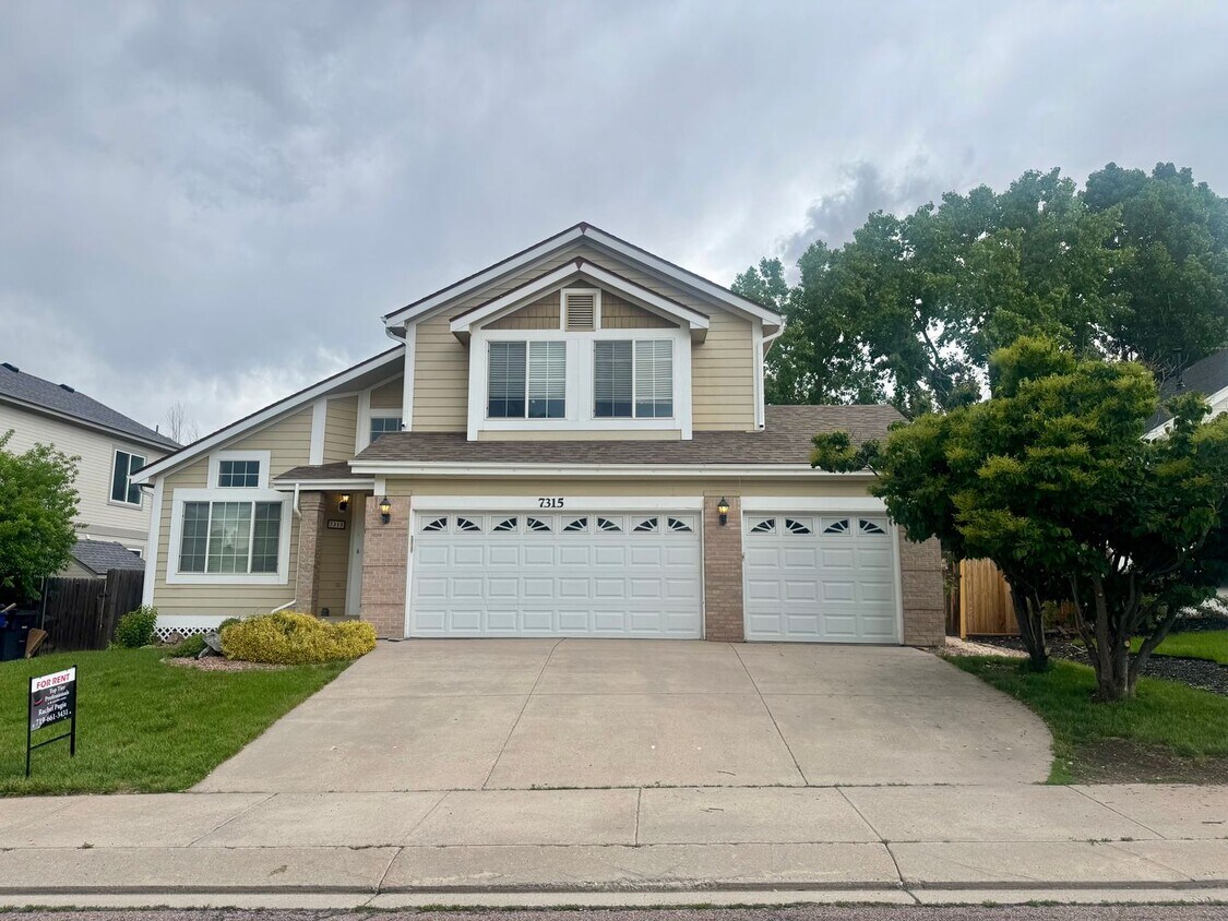 Foto principal - Gorgeous 4 bedroom with Loft and 3 car gar...