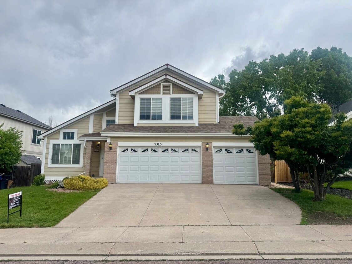 Primary Photo - Gorgeous 4 bedroom with Loft and 3 car gar...