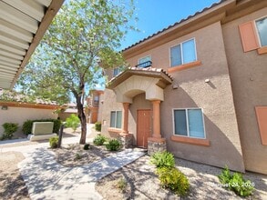 Building Photo - 7701 W Robindale Rd