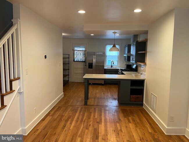 Foto del edificio - 1231 W 37th St