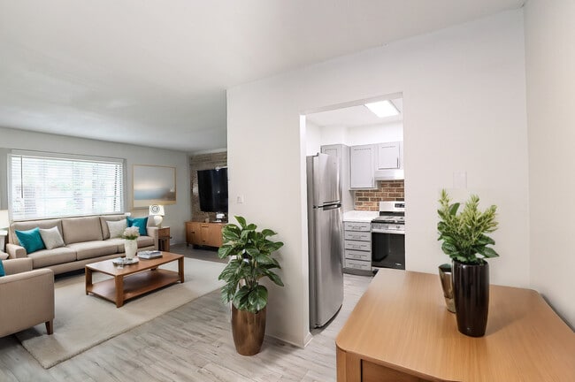 Building Photo - Chateau Apartments - New