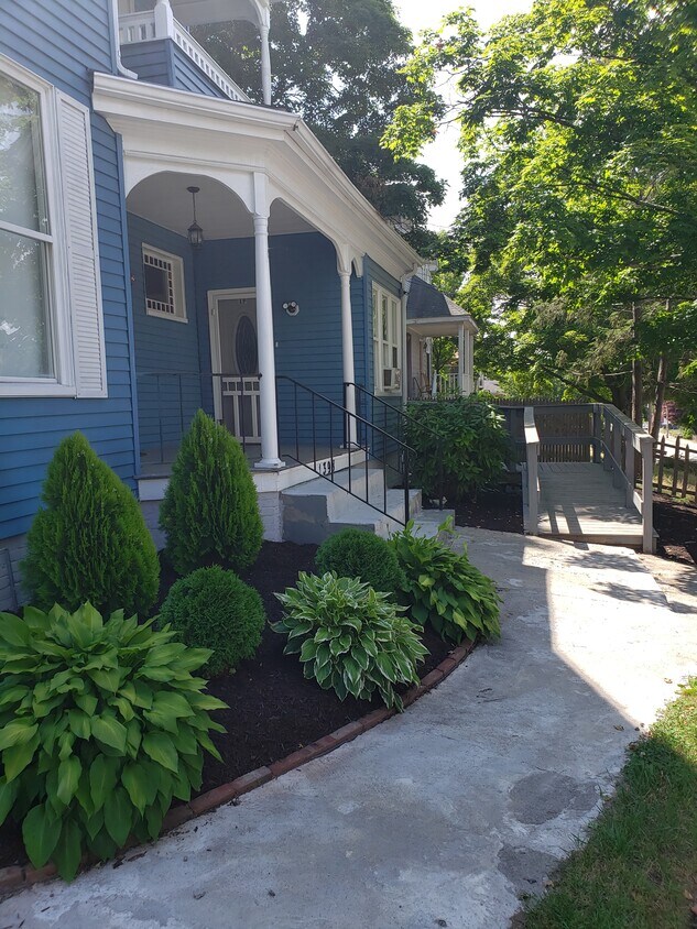 Primary Photo - 1398 Main St