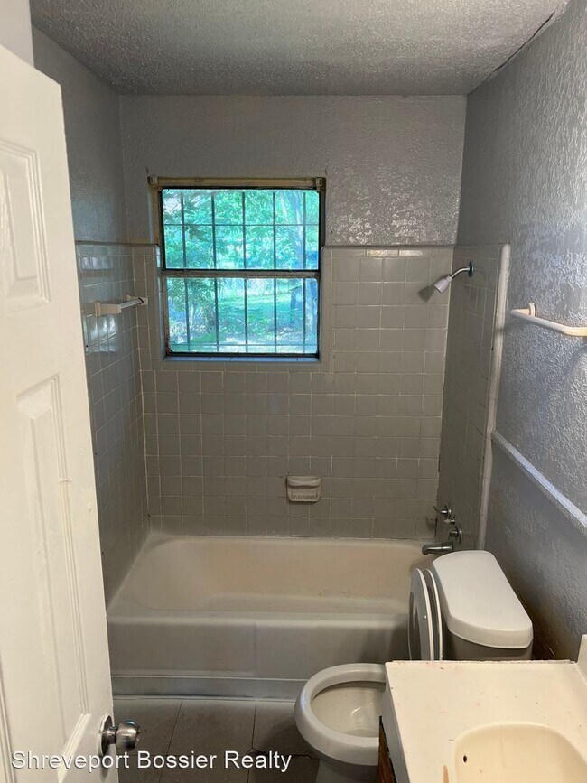 Building Photo - 3 br, 1 bath House - 749 Navaho Trail