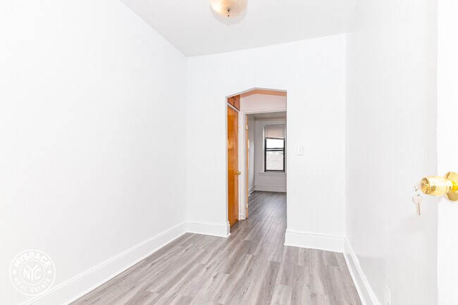 Building Photo - 784 Seneca Ave
