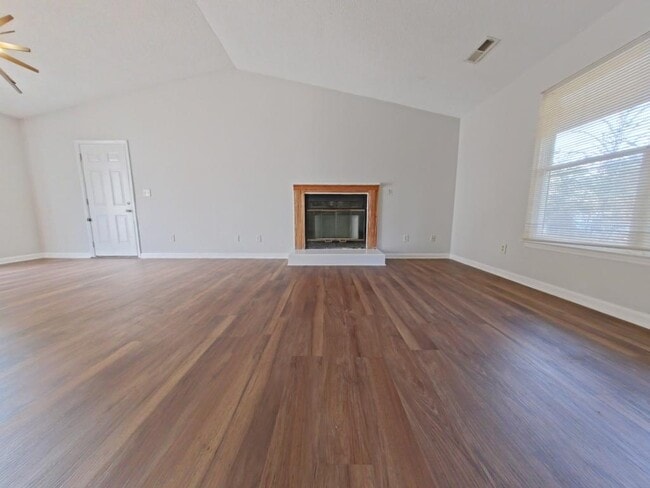Building Photo - 990 Ridgeview Ave