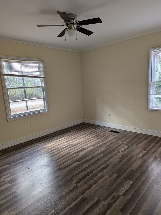 Foto del edificio - Three Bedroom 1 Bath Brick Home.  Easy Access