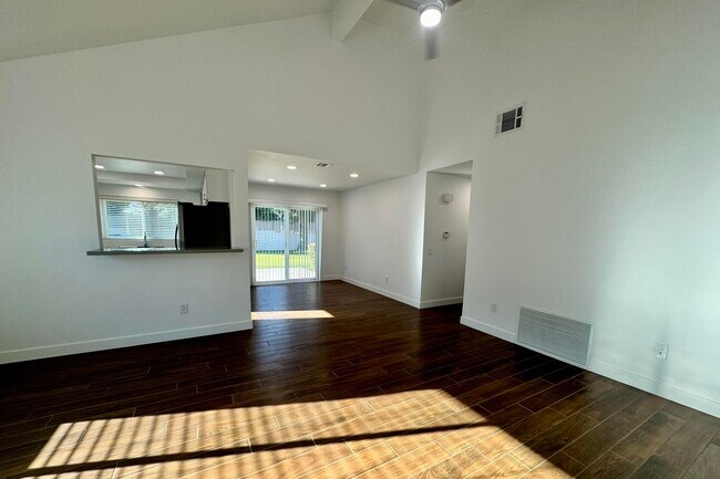 Building Photo - 74880 San Simeon Dr