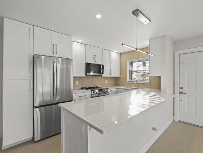 Building Photo - 890 High Point Blvd N