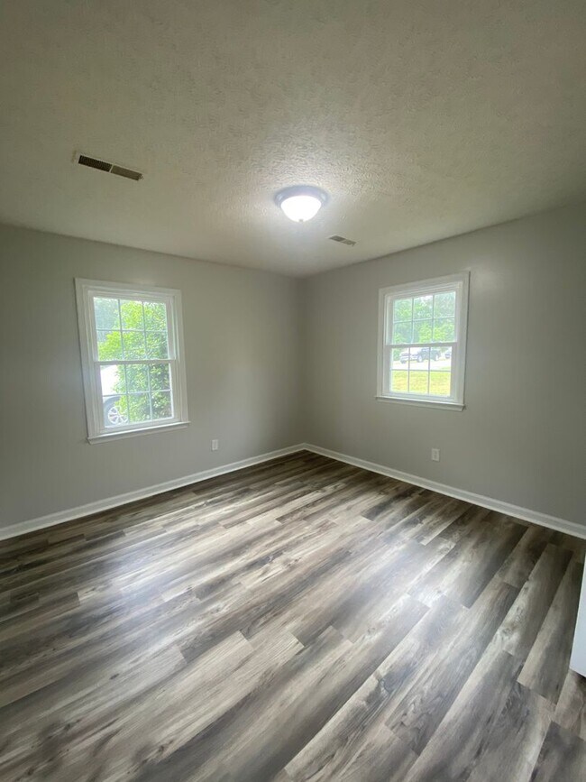 Foto del edificio - Beautiful unit with fresh paint. Water/tra...