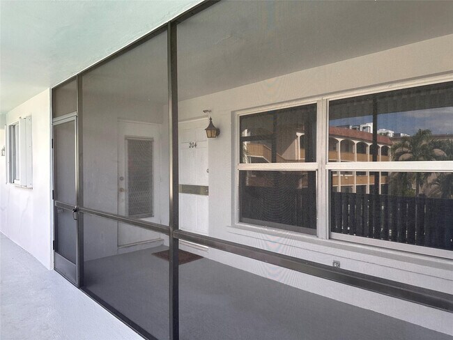 Building Photo - 651 Pine Dr