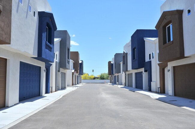 Building Photo - 1218 E Blacklidge Dr