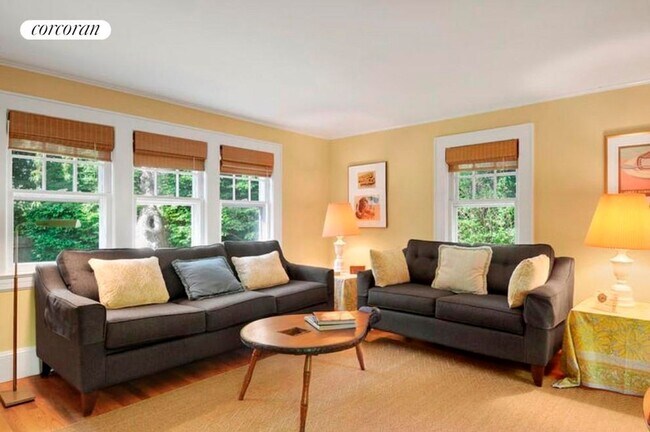 Foto del edificio - 45 Baiting Hollow Rd