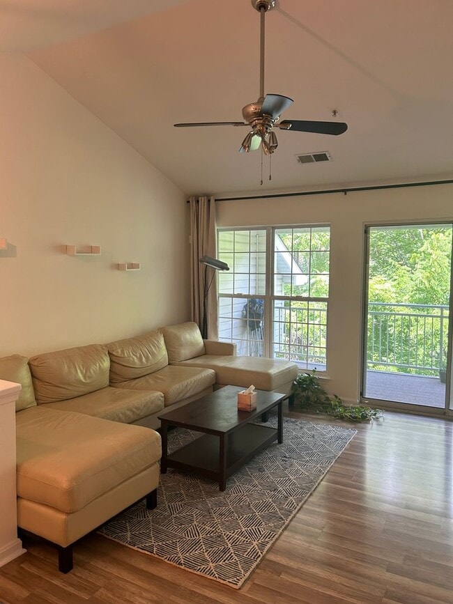 Building Photo - 2 Bedroom Condominium in Sought After Comm...
