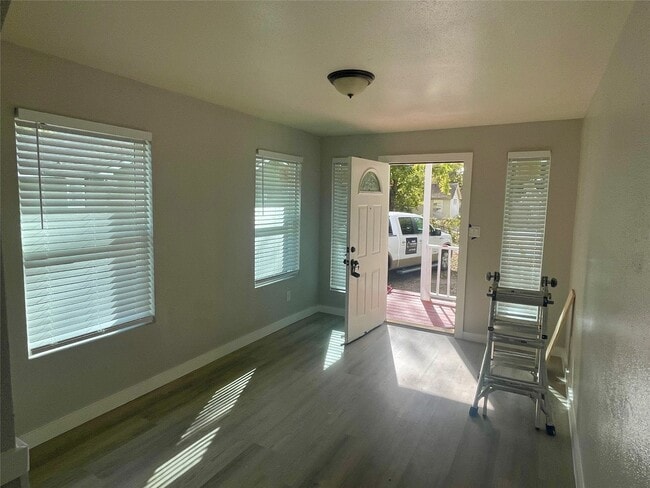 Building Photo - 504 N 8th St