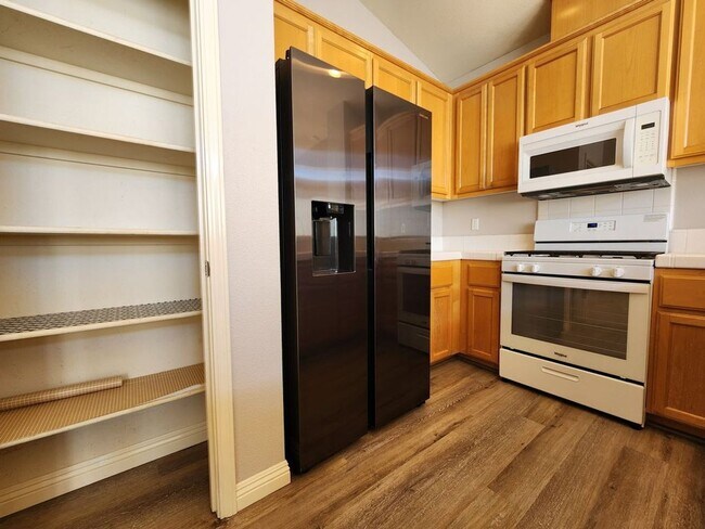 Foto del edificio - 4 Bedroom for Rent in NW Santa Rosa