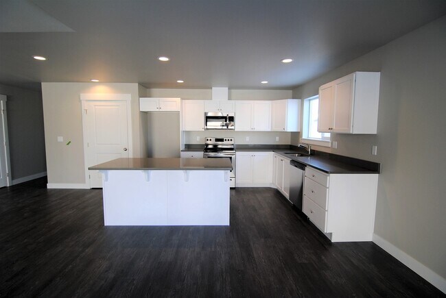 Building Photo - Newer Rambler in Mary Hill Estates!