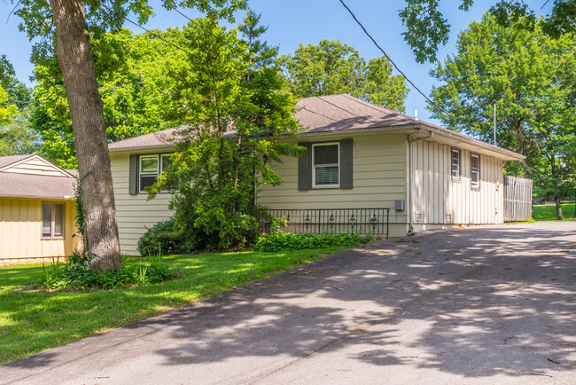 Building Photo - Hickory Village