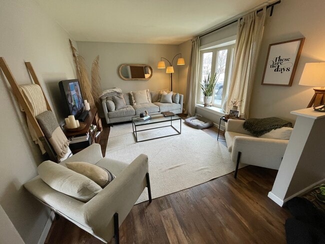 Upstairs Living Rm - 2922 Greenway Trl