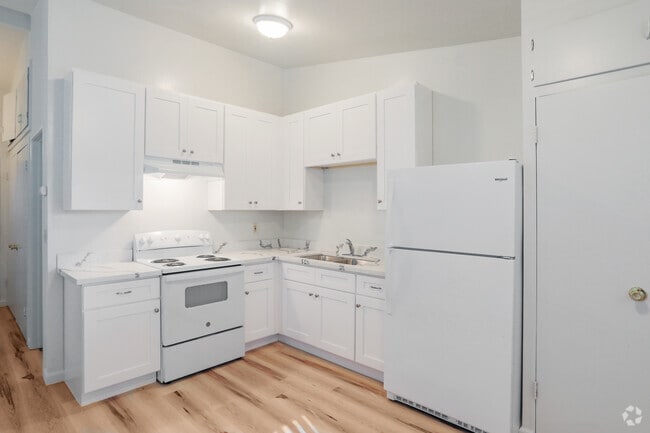 1BR, 1BA Remodeled - 624SF - Kitchen - Six Hundred Park Avenue