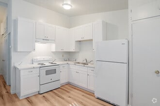 1BR, 1BA Remodeled - 624SF - Kitchen - Six Hundred Park Avenue