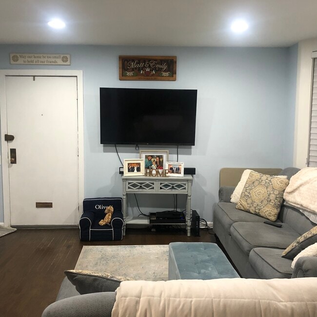Living Room - 2026 N Larrabee St